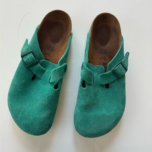 Birkenstock Boston Clogs in Digital Green (size 39)